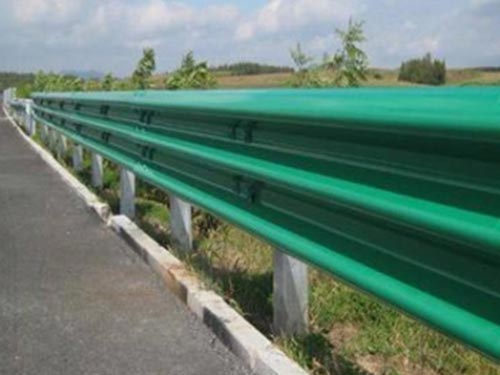 高速公路護(hù)欄板如何保持其穩(wěn)固性？